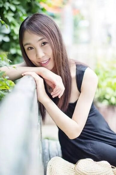 年輕女子微笑自拍 年輕女子微笑在戶外拍照.