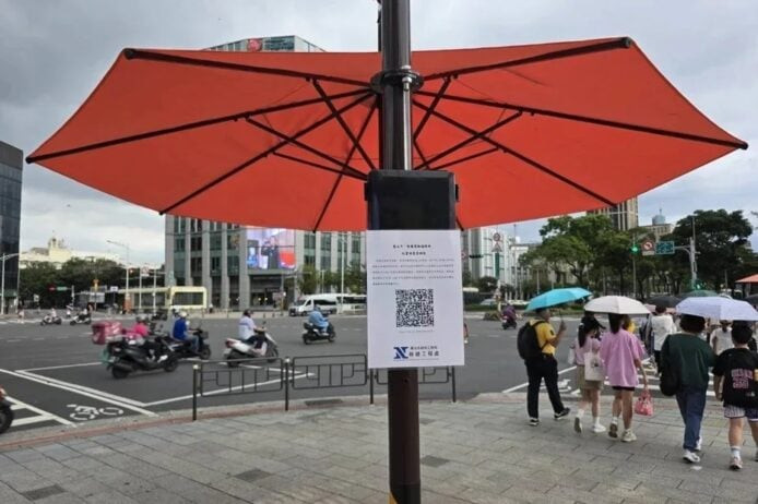 巨型遮陽傘在西門町 西門町巨型遮陽傘提供遮陽和休憩空間.