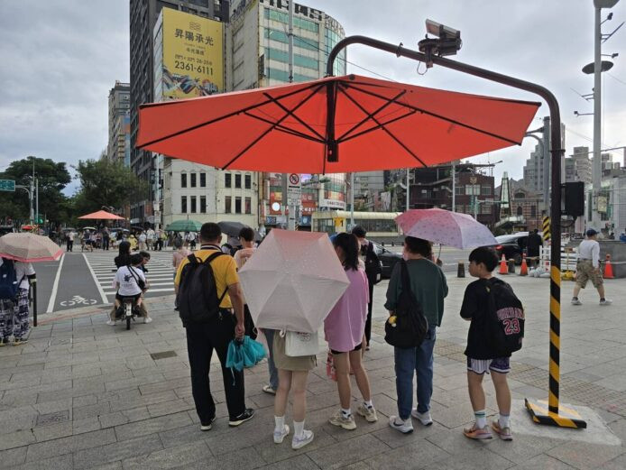智慧遮陽傘示範 台北街頭智慧遮陽傘,吸引市民圍觀.